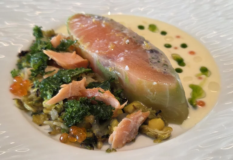 Truite saumonée, choux, beurre blanc et oeufs de truite.