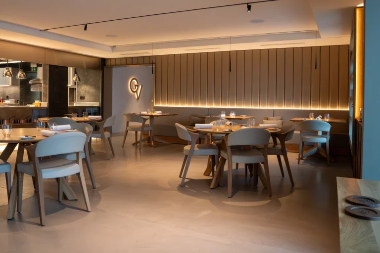 Une salle lumineuse qui compte au maximum 40 couverts. Photo Adrian Ehrbar.