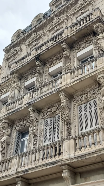 Une des magnifiques façades de Valence.