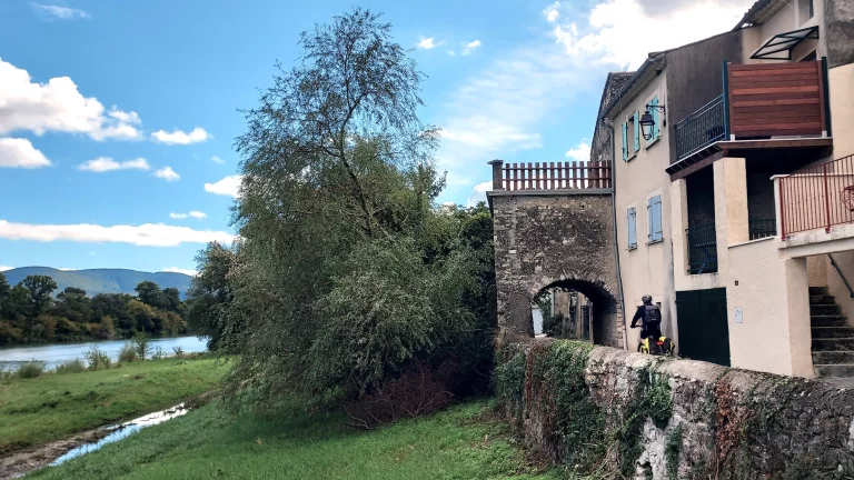 Le tracé passe aussi par des villages