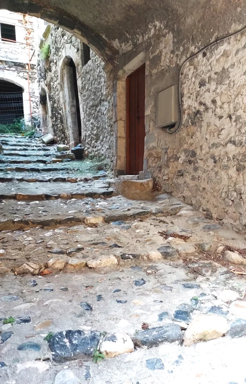 Dans les ruelles de Rochemaure.