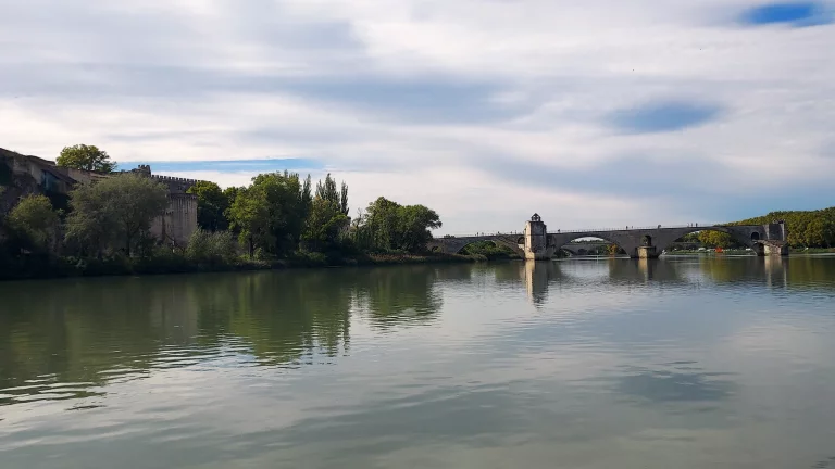 Le pont Saint Bénézet à Avignon. Seul 160 m restent du pont qui reliait les deux rives.
