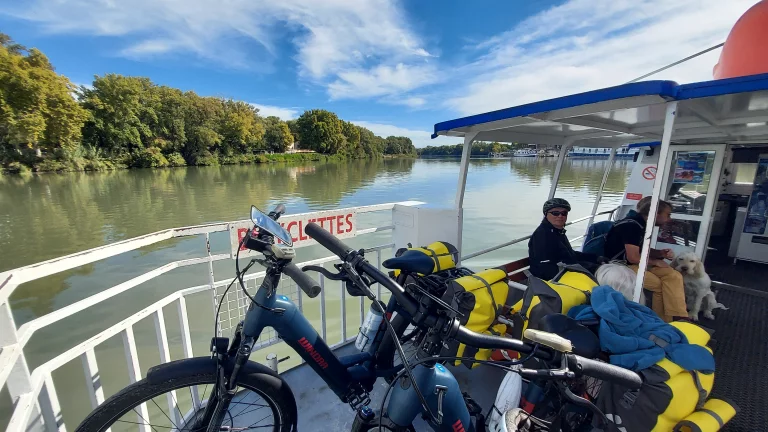 A Avignon, traversée sur le bac au lieu d'emprunter le grand pont.