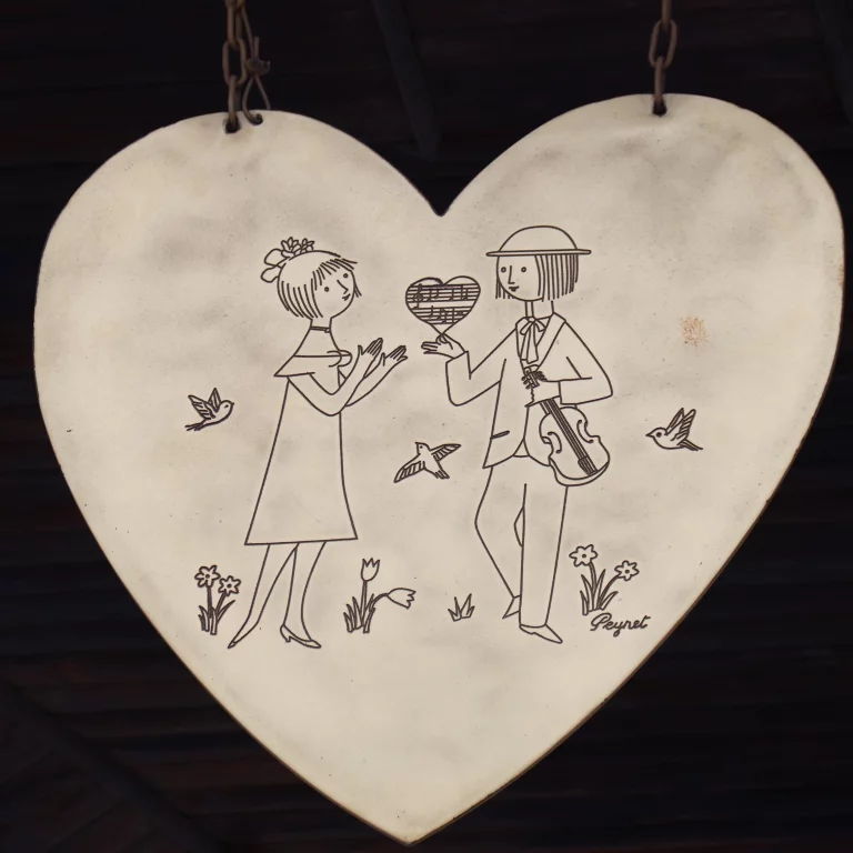 C'est en 1942, de passage à Valence, que Raymond Peynet a dessiné pour la 1ere fois ses deux amoureux. L'ancien kiosque à musique en garde la mémoire.