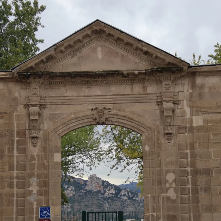 Vue sur les ruines du château de Cruseilles depuis Valence.
