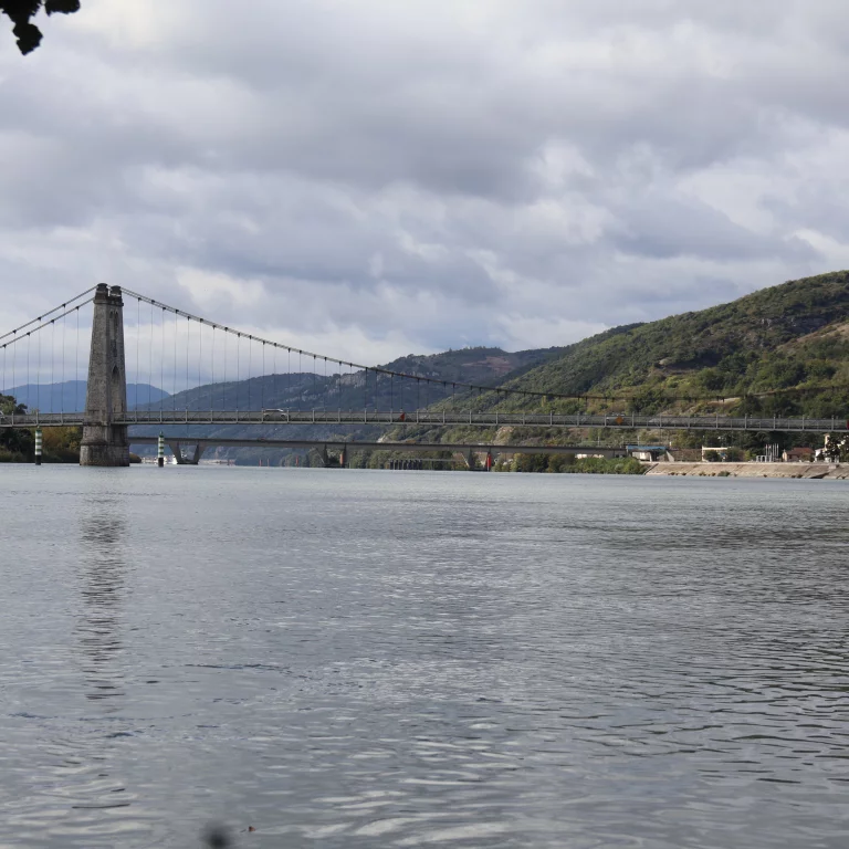 D'innombrables ponts permettent de traverser le Rhône.