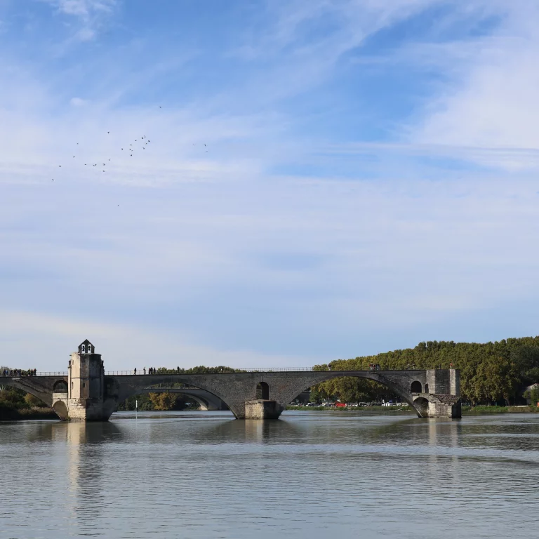 Le pont Saint-Bénézet à Avignon. Seuls 160 m de l'ancien pont qui reliait les deux rives ont été préservés.