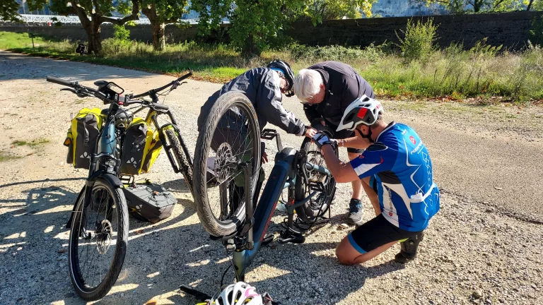 L'entraide n'est pas un vain mot sur la ViaRhôna, fréquenté par des cyclistes de différentes nationalités.