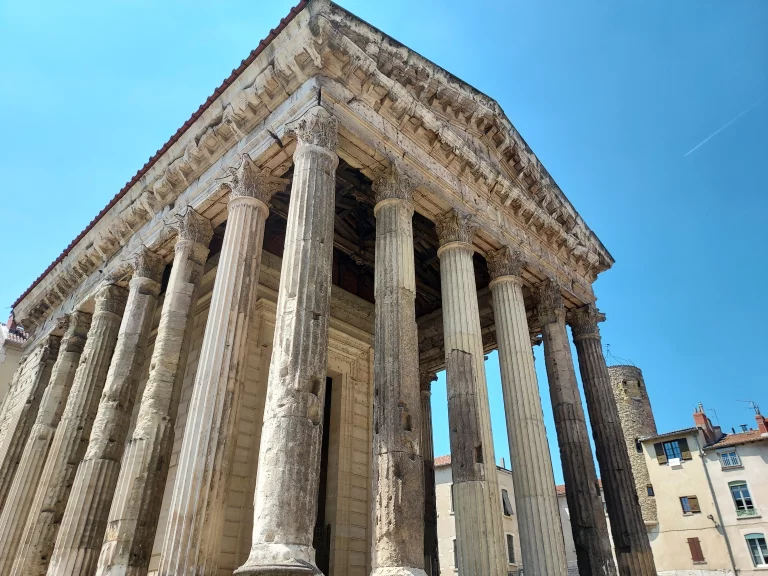 Le temple romain à Vienne, un des nombreux vestiges de l'époque gallo-romaine.