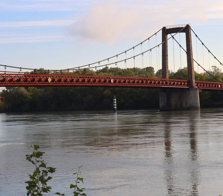 D'innombrables ponts permettent de traverser le Rhône.