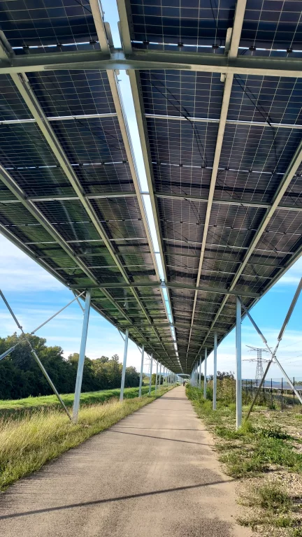 Un tronçon est abrité par un toit en panneaux solaires.