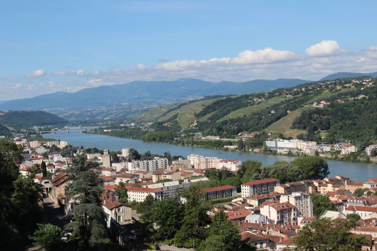Vue sur le Rhône depuis le mont Pipet à Vienne