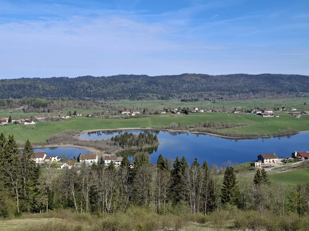 La Combe de Grandvaux et le lac de l'Abbaye. Vue depuis le belvédère du Moulin