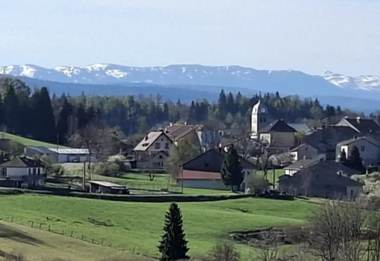 Le village de Château-des-Prés. En arrière-plan les crêtes jurassiennes