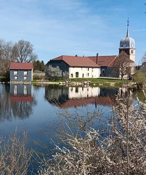 L'église de Grande-Rivière Château et le lac de l'Abbaye