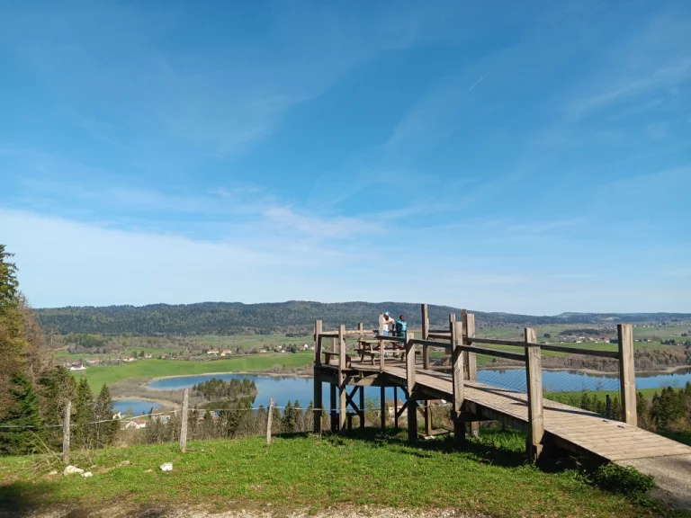 Le belvédère du Moulin. Vue sur la combe de Grandvaux et le lac de l'Abbaye