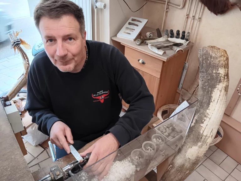 Emmanuel Michaud, le dernier tourneur sur corne à Saint-Claude