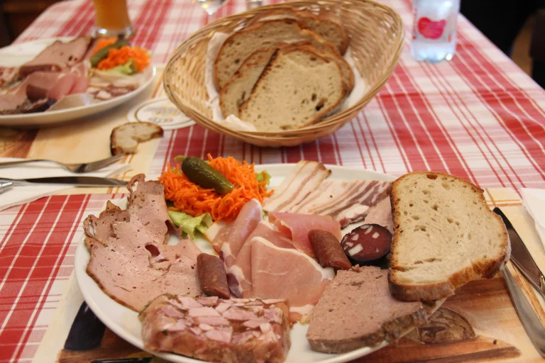 Un simple casse-croûte pour reprendre des forces avant de poursuivre la randonnée