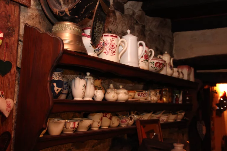 La décoration parle de la passion de l'aubergiste