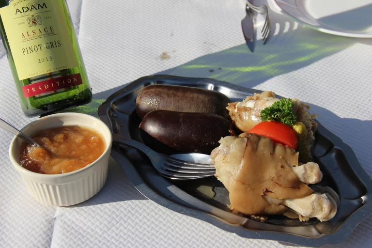 Pieds de porc, boudins et compote de pommes, un autre plat typique.