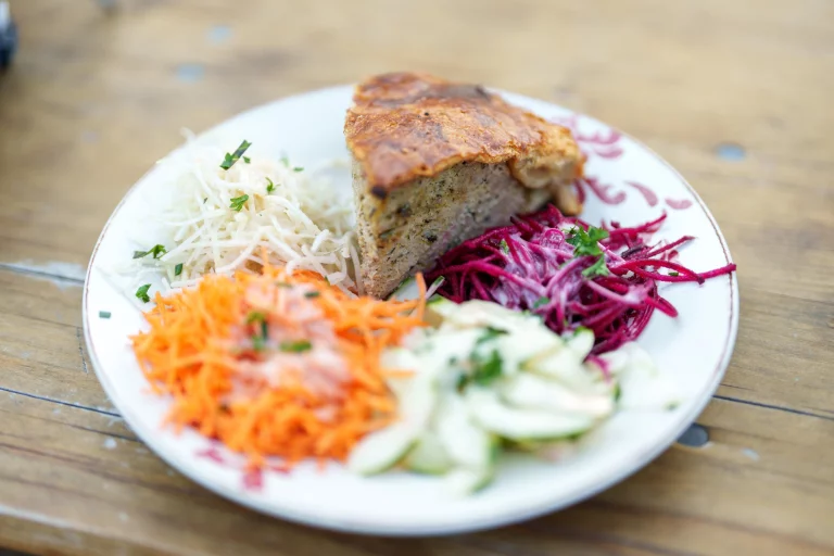 Pour les petits appétits: une petite part de tourte avec des crudités
