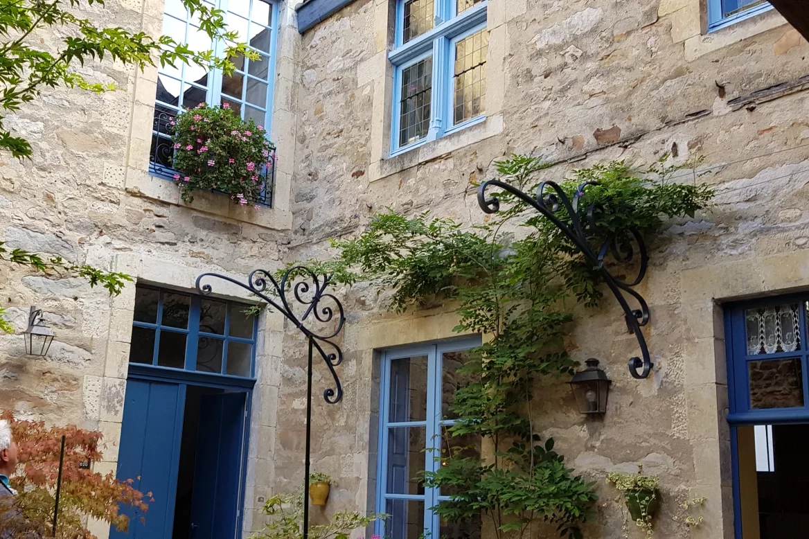 Dans la petite cour de la maison d’hôtes Saint-Pierre.