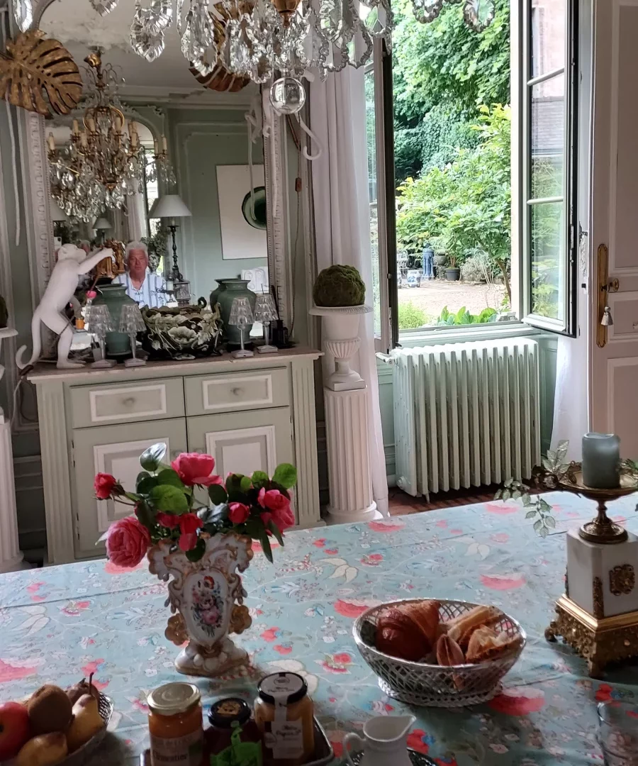 Dans la salle à manger du manoir Auvray