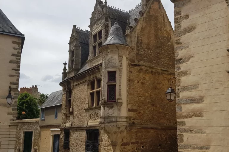Une des plus belles maisons du cœur historique du Mans