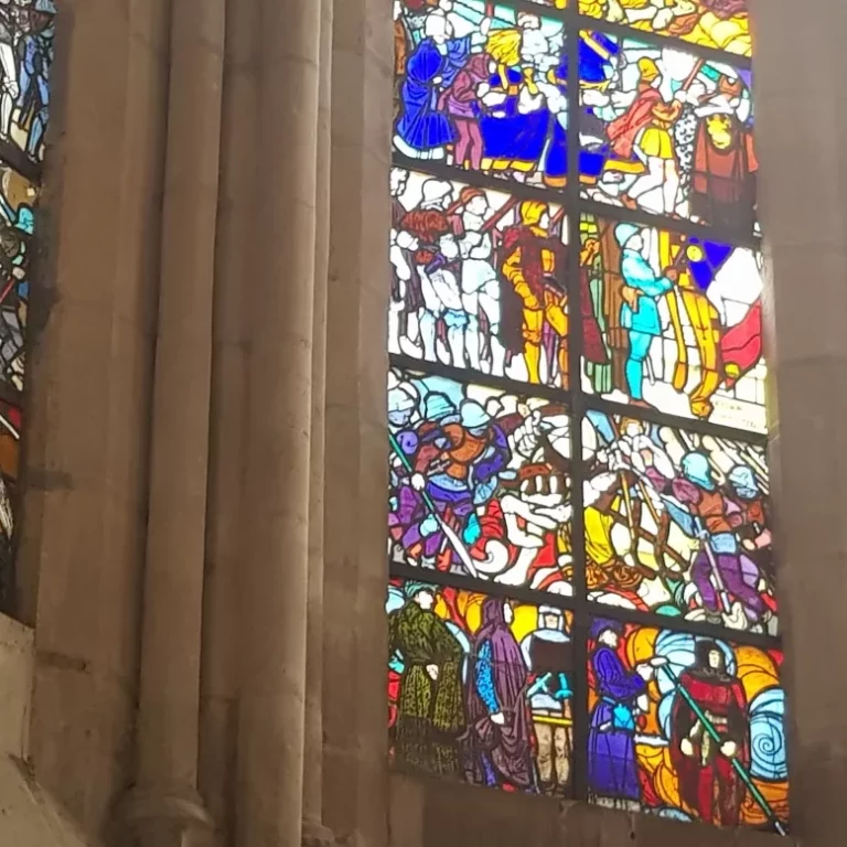 Cherchez l'intrus sur ce vitrail dédié à Jeanne d'Arc.