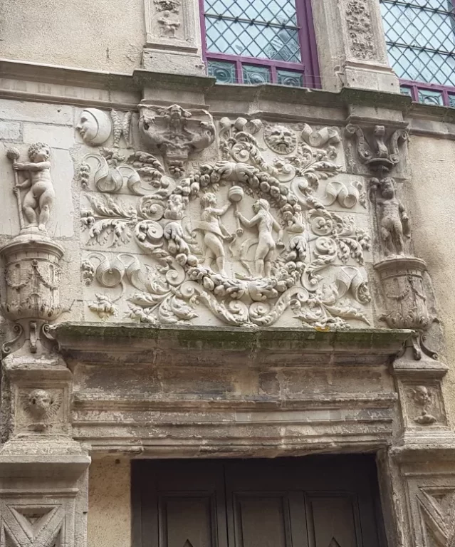 La maison "Adam et Eve a été construite en 1542 par Jean de l’Épine, astrologue et médecin.