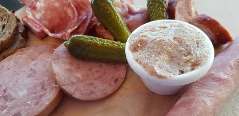Les rillettes font partie de chaque casse-croûte.