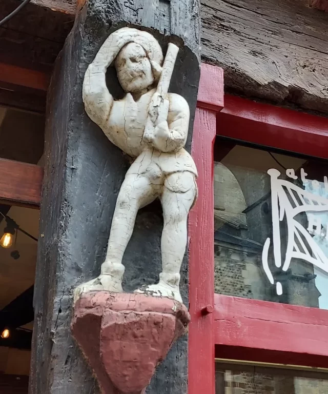 Les maisons sont richement décorées.