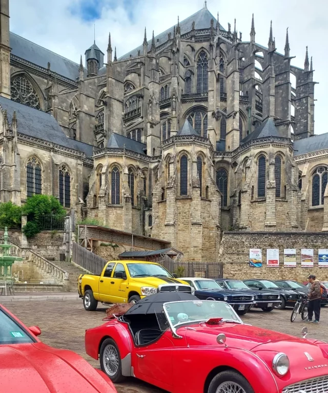 La cathédrale Saint-Julien veille sur les voitures