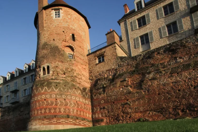 L'enceinte gallo-romaine du Mans, date due début du IVe siècle. D'une longueur initiale de 1 300 mètres, elle est très bien conservée sur environ 500 mètres et présente de très belles ornementations géométriques
