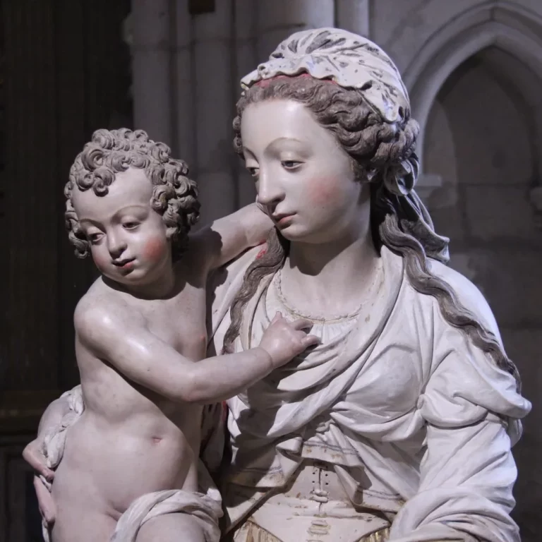La Vierge à l'enfant du plus célèbre sculpteur manceau du XVIIe siècle, Charles Hoyau, figure parmi les sculptures en terre-cuite exposées dans la cathédrale du Mans.