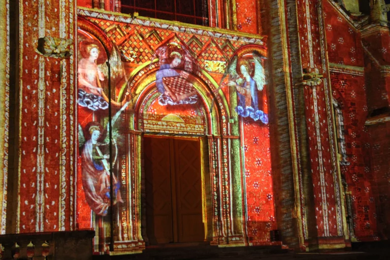 Lors des Nuits des chimères en été, les anges musiciens animent le portail de la cathédrale.