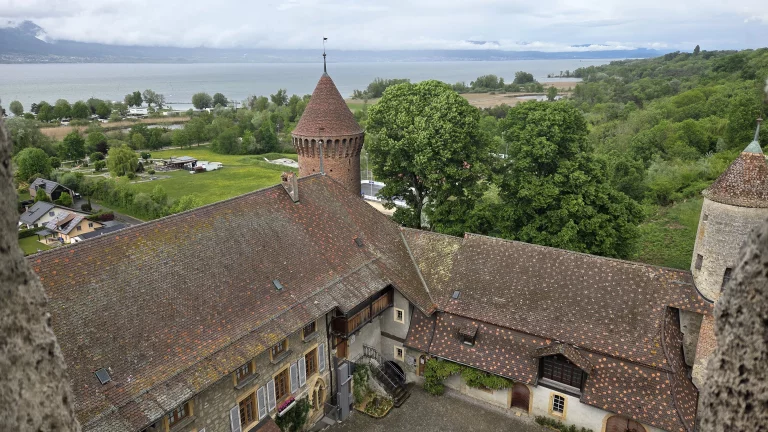 Vue sur le lac de Neuchâtel depuis le donjon du château de Chenaux.