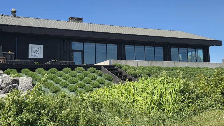La salle de restaurant domine le golf de Faulquemont.