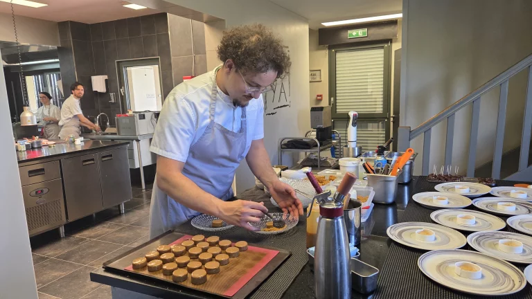 Préparation de la patisserie.