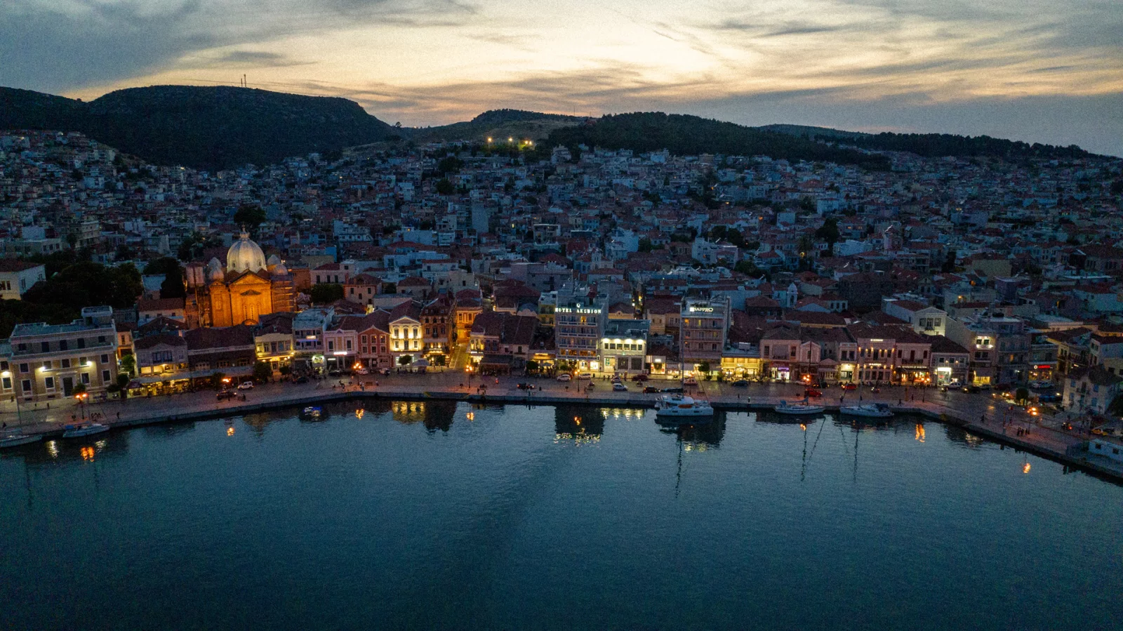 Mytilène semble épouser la mer