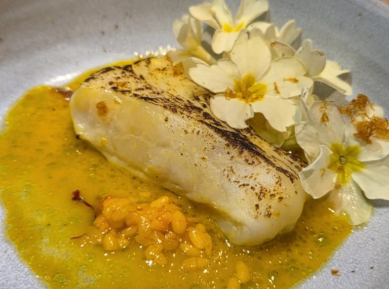 Filet de barbu maturé aux algues, sauce safran, fleurs de primeverre.