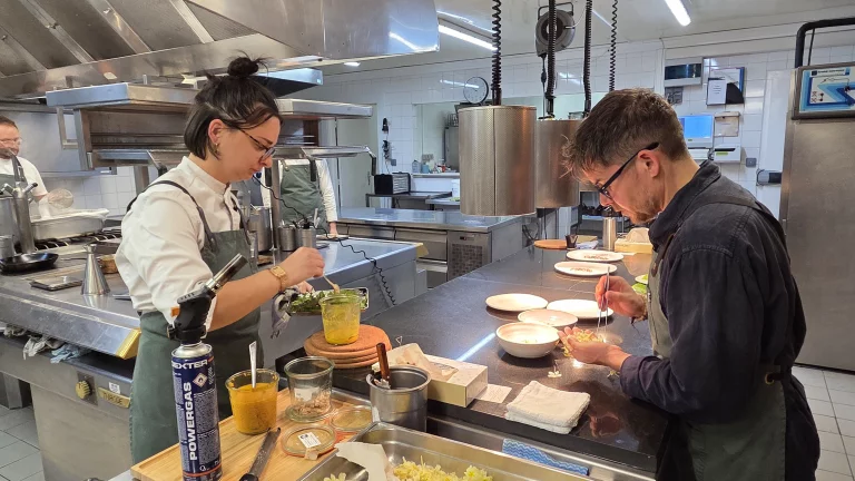 Préparatifs en cuisine.
