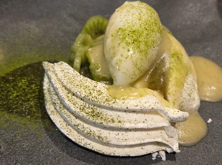 Meringue avec une laitue de mer, sorbet au lait ribot, kiwi.
