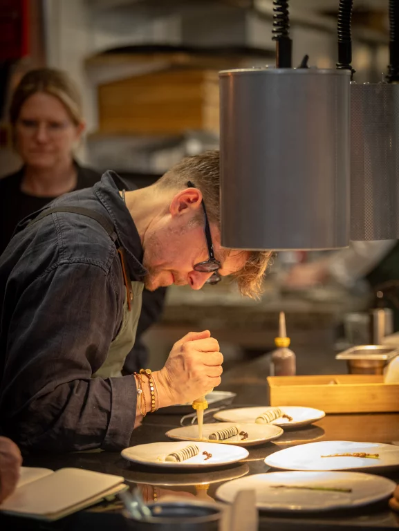Nicolas Conraux en cuisine. Photo B. Haultcoeur