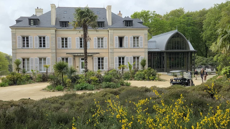 Le château a été bâti à l'initiative du comte de La Tour Maubourg.