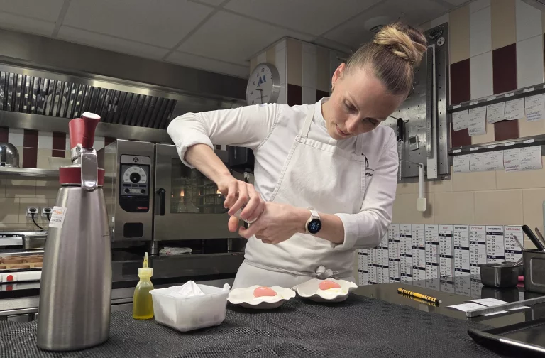 La cheffe-pâtissière, Annabelle Lévèque, honorée par le prestigieux prix passion Dessert du guide Michelin en 2025.