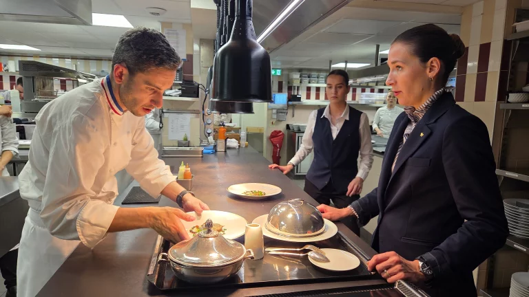 Le chef avec sa femme, Pauline Sebilleau Maget, directrice de la salle.