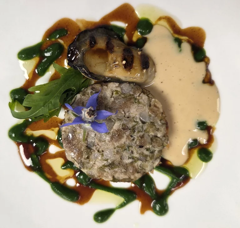 Palet de cochon croustillant, huitre pochée, coulis de roquette, jus de cochon et de coquillage.