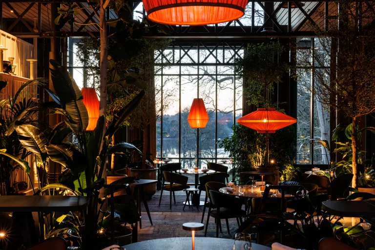 Le restaurant L'Inattendu tire son nom de l'un des navires qui sillonnaient la route des Indes depuis Lorient. Photo : Christophe Le Potier.