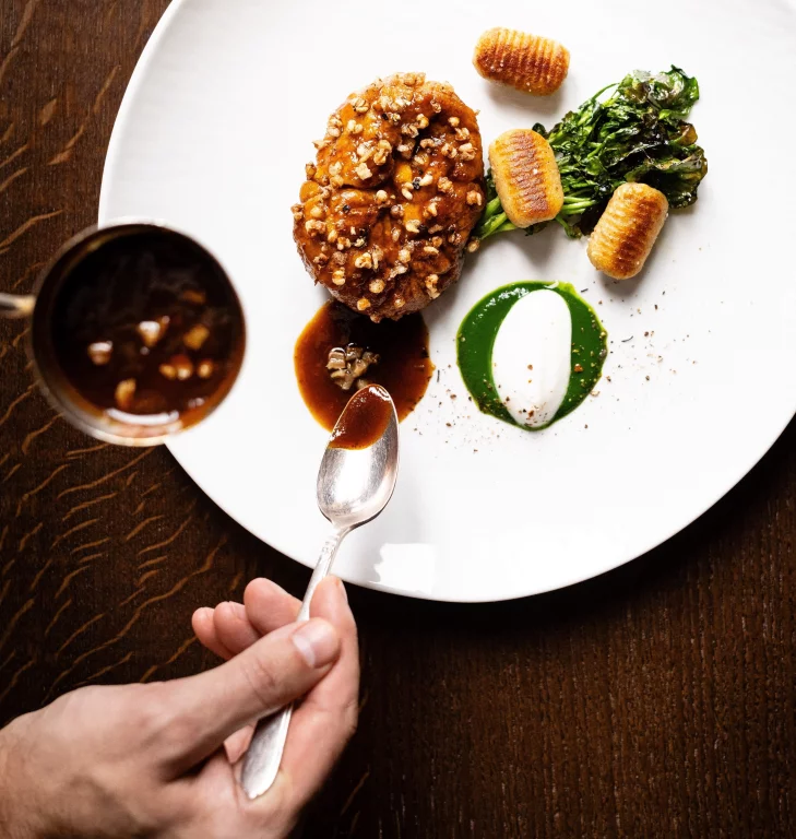 Ris de veau, cresson, anchois et sarrasin. Photo Julien Mota.